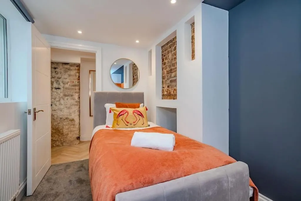 2 Bedroom 2 Bath I Next To Brighton Beach I Sleep 6 Ferienhaus
